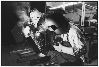 405687 Afbeelding van de cursus CO2-lassen onder leiding van L. Uilenbroek in het gebouw van het project Mensen zonder ...